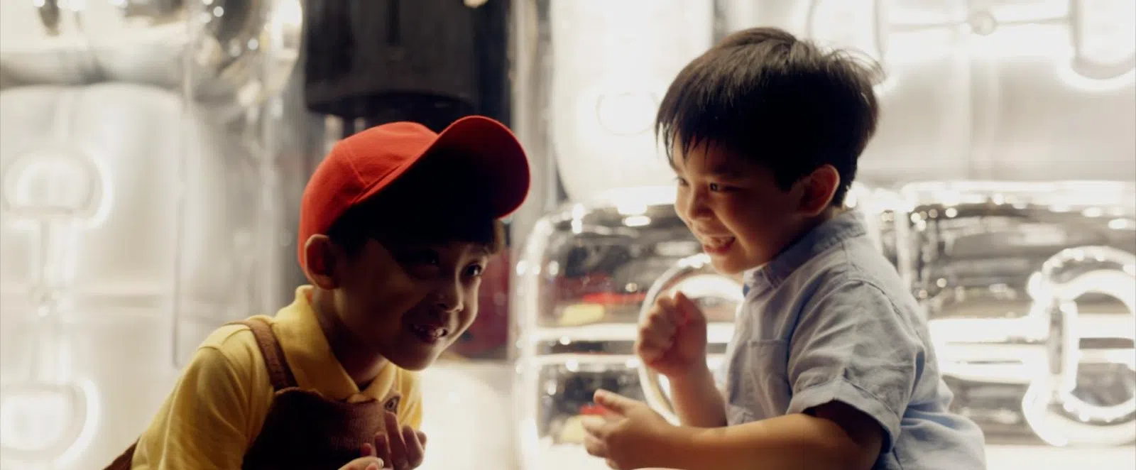 童星郭恩晟（右）和胡皓然（左）在《嗨！诺尔》中展现天真无邪的一面。（王福霖提供）