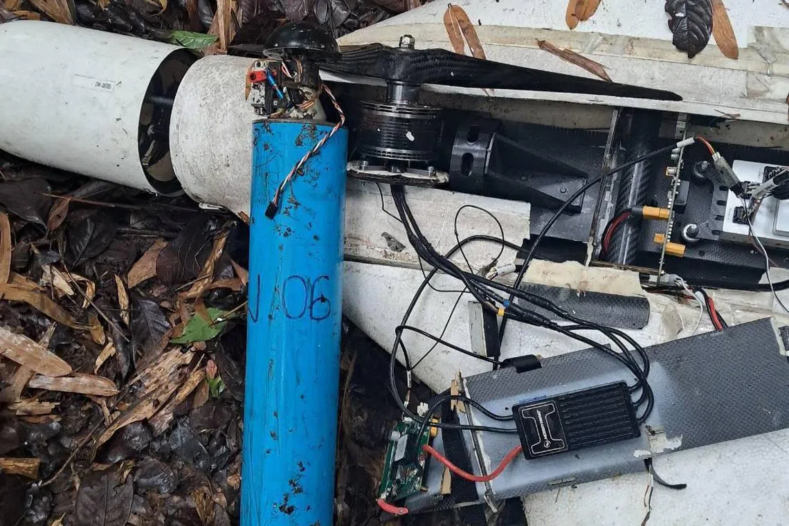 泰国军方在达府的森林中发现一架坠毁的自杀式无人机，一支拆弹小组成功移除并销毁这架无人机。（民族报）