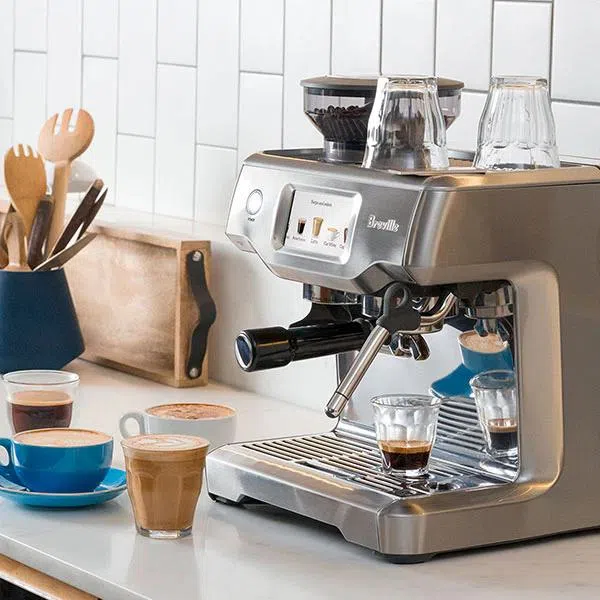 Breville The Barista Touch Impress集成过滤器可产生更洁净的水来蒸馏咖啡，防止水垢积聚。（商家提供）