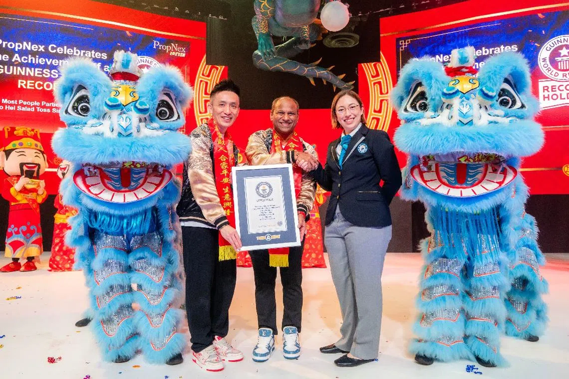 3268位博纳产业公司房地产中介、管理层和受邀贵宾齐聚滨海湾金沙会议展览中心，创下最多人参与同时捞鱼生（单一场所）的健力士世界纪录。（博纳产业提供）