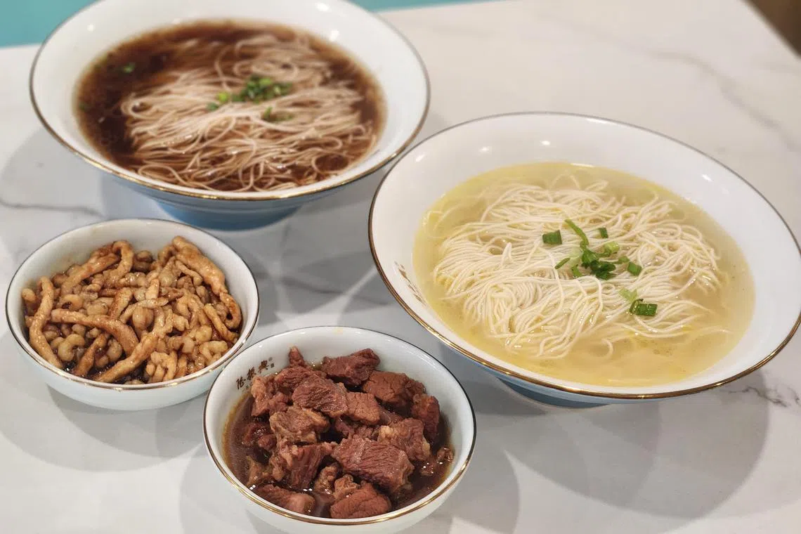陆正兴苏式面馆的红汤和白汤面，配虾仁肉丝（左）和红烧牛腩。（陈爱薇摄）