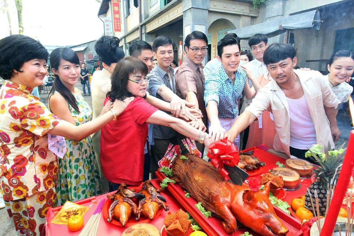 在《花样人间》开镜礼上，众演员与监制王尤红（左三）参与切烧猪拜神仪式。（档案照）