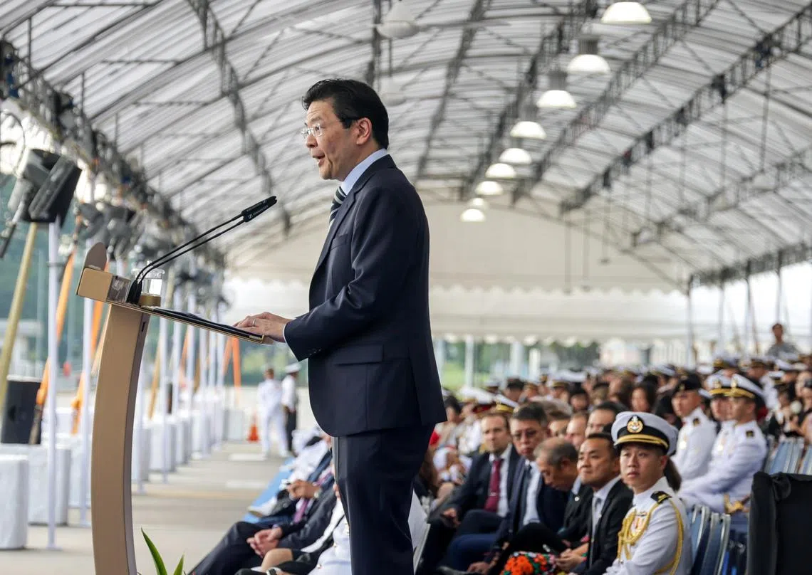 担任投役仪式主宾的黄循财总理（左）指出，作为一个海洋国家，新加坡的生存与繁荣，取决于自由且不受阻的航行权。（叶振忠摄）