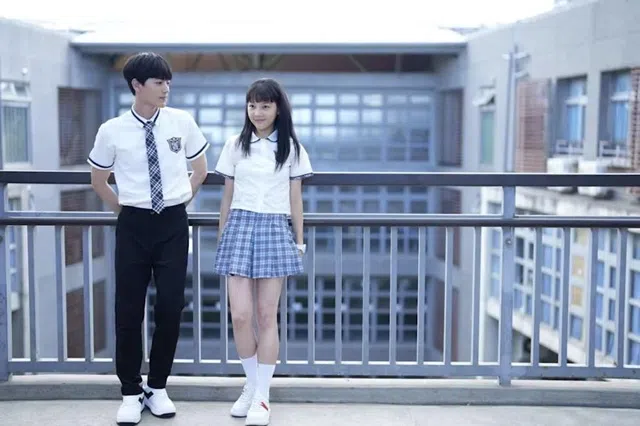 方承隽（左，李宗霖饰）为了帮父亲绑架温凯希（林思廷饰）而故意接近她。（互联网）