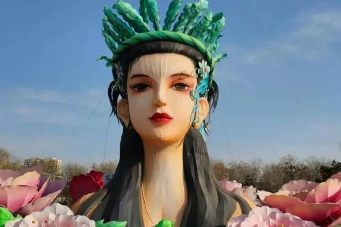 网民指出，去年同为女神形象的花灯造型更加美观。（互联网）