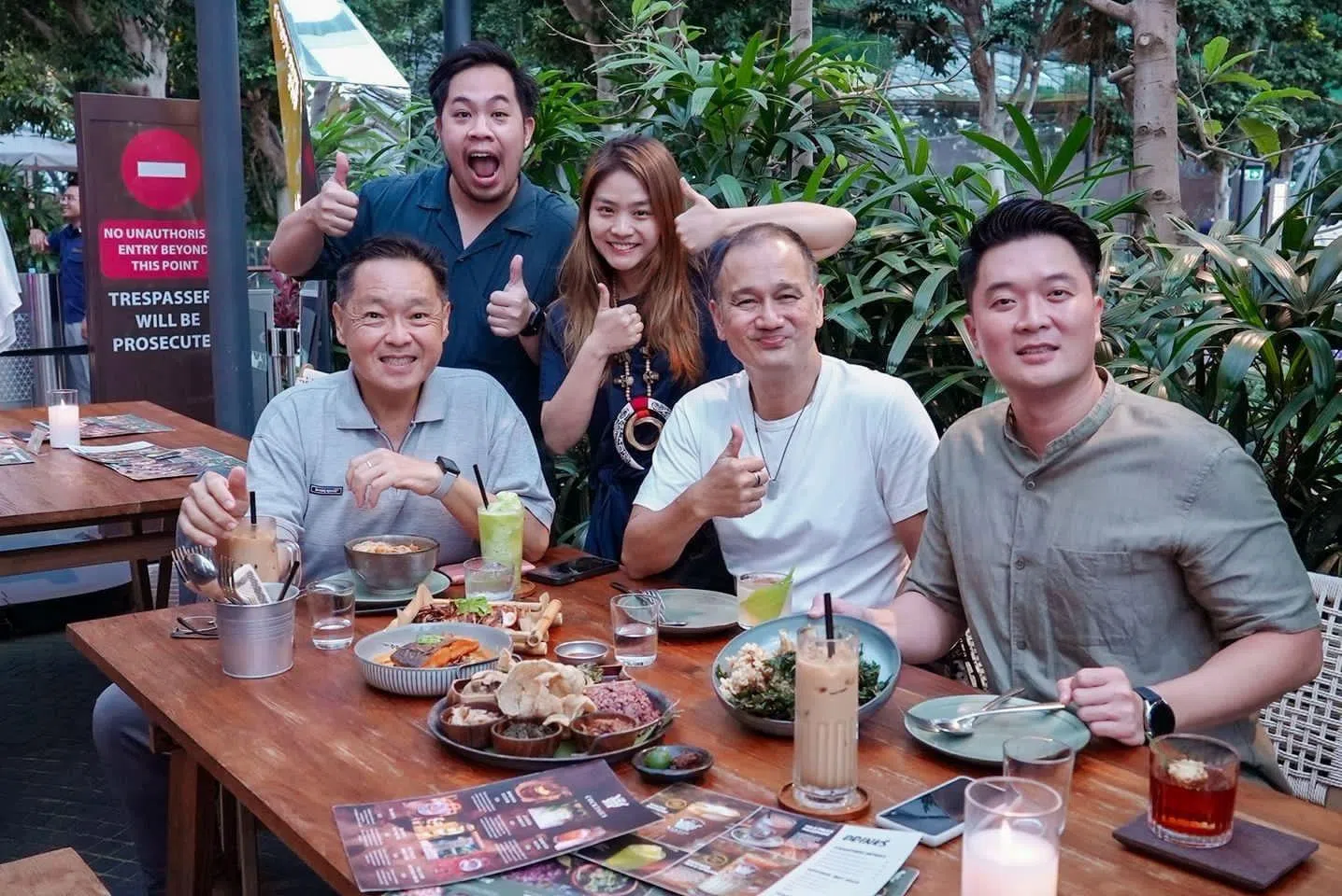 本地英语情景喜剧《鬼马家族》在2006年圆满落幕，关耀雄（右一）与剧组仍不时聚餐。（受访者提供）