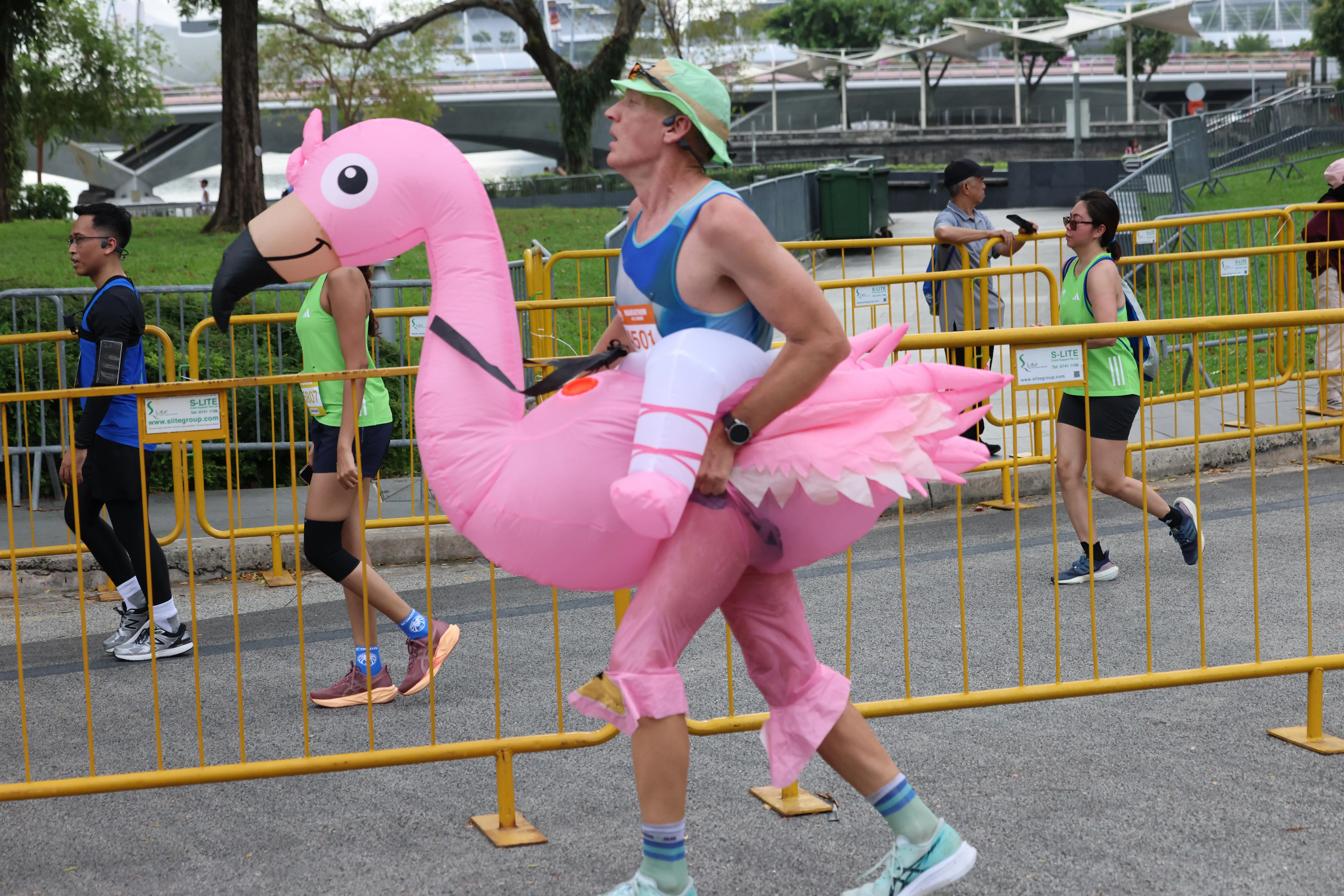有选手穿着火烈鸟服饰跑步，粉色造型相当吸睛。（梁麒麟摄）