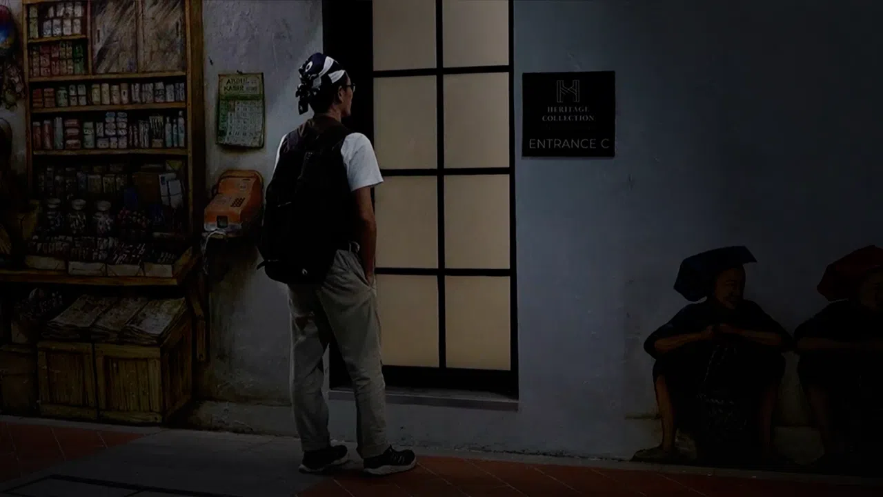 深夜的牛车水，是强尼熟悉不过的地方。那段日子里，他每天最烦恼的问题是：今晚要睡在哪里？（视频截图）