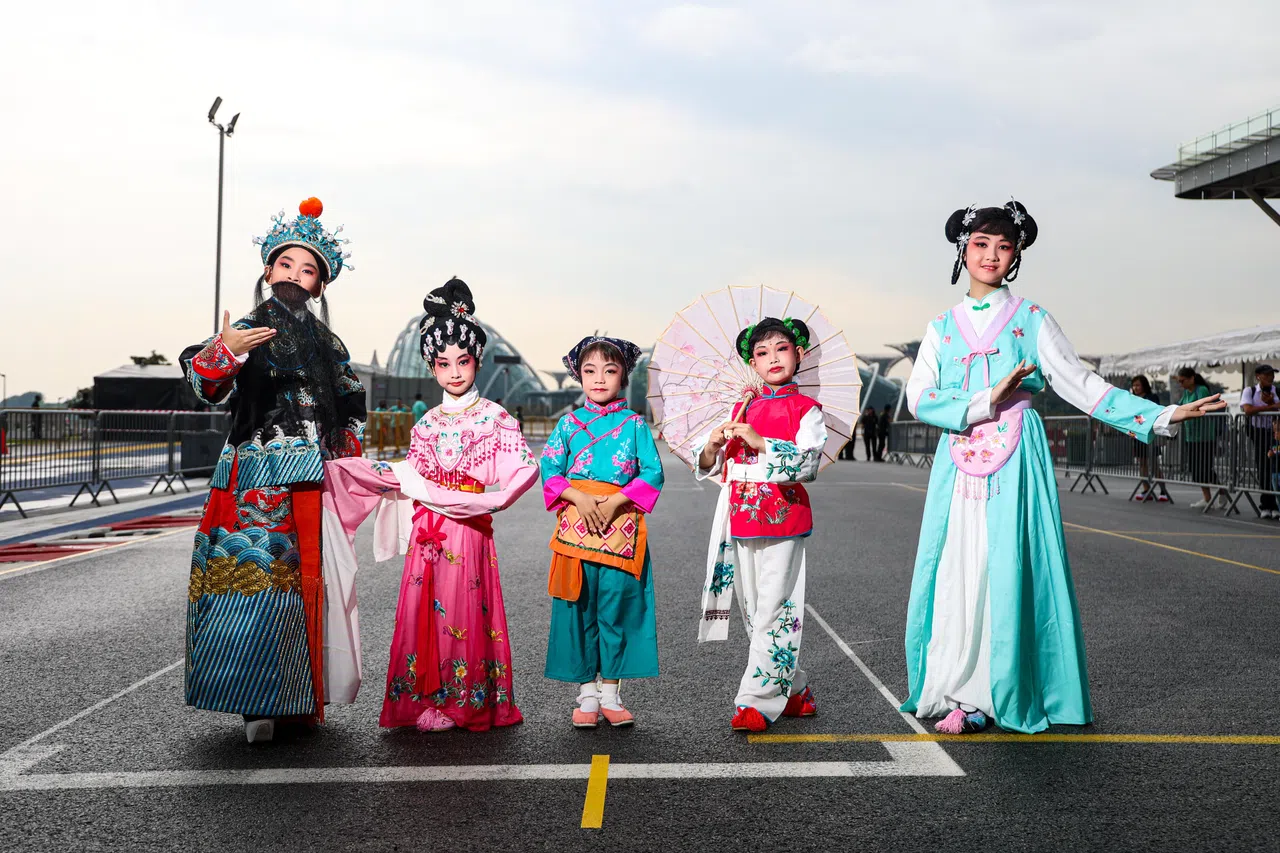 今年的妆艺大游行开幕式上，吴恩凯（左起）、唐果、许恩雅、廖芷萱与杨晶心将分别演唱五种不同方言的山歌和戏曲。（关俊威摄）