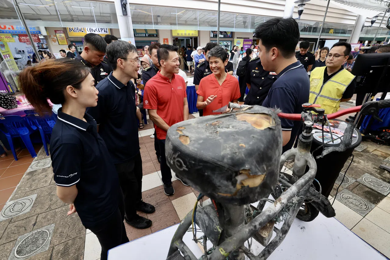 三巴旺集选区议员傅丽珊（左四）在新加坡民防部队、陆路交通管理局和基层领袖的陪同下，了解如何推展“代步工具安全计划”，宣导防火意识。（邝启聪摄）