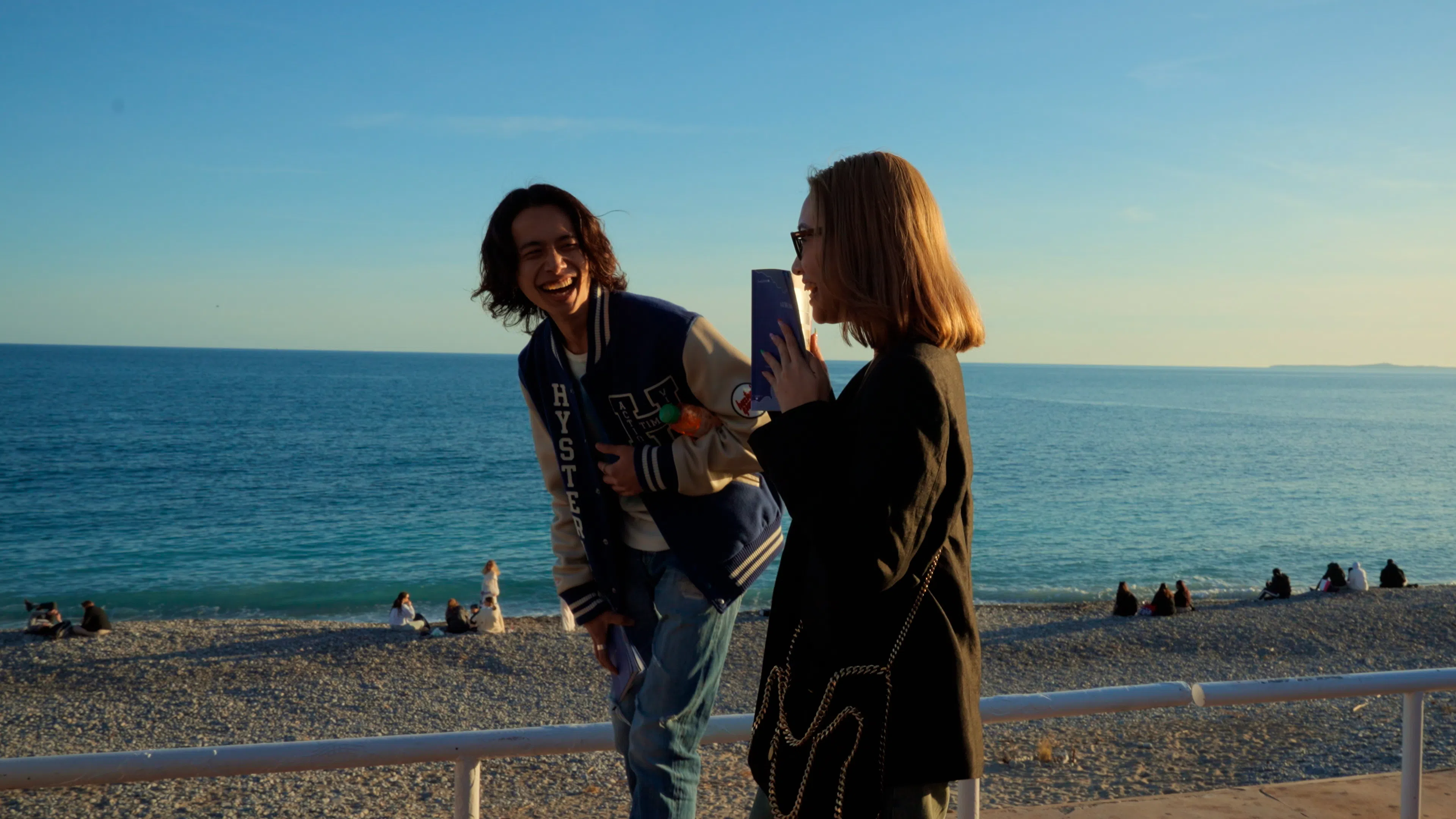 在尼斯的美景衬托下，参与者在没有电子设备的干扰下享受约会。（Netflix提供）