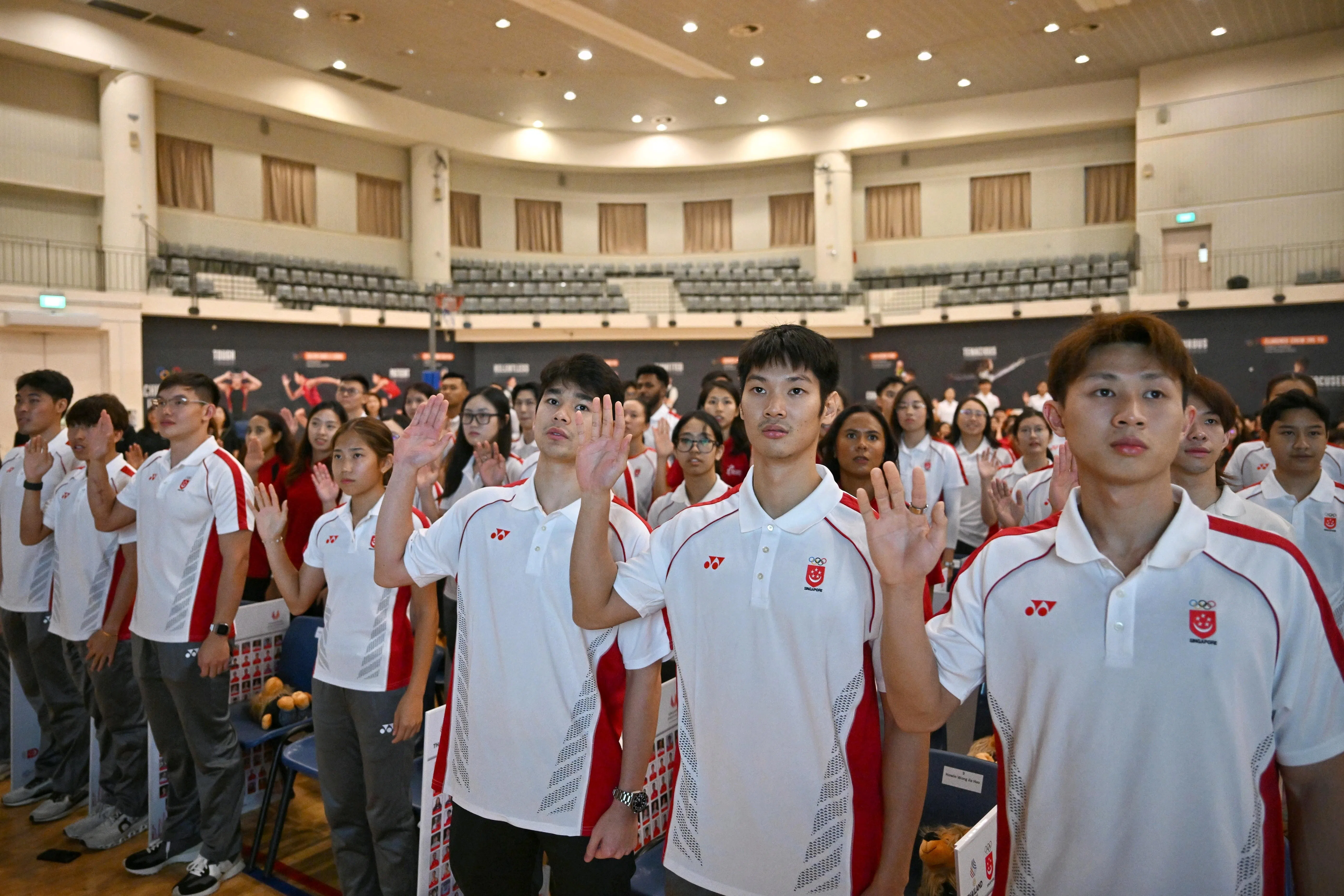 我国健儿在体校欢送仪式上宣读运动员誓词。（海峡时报）