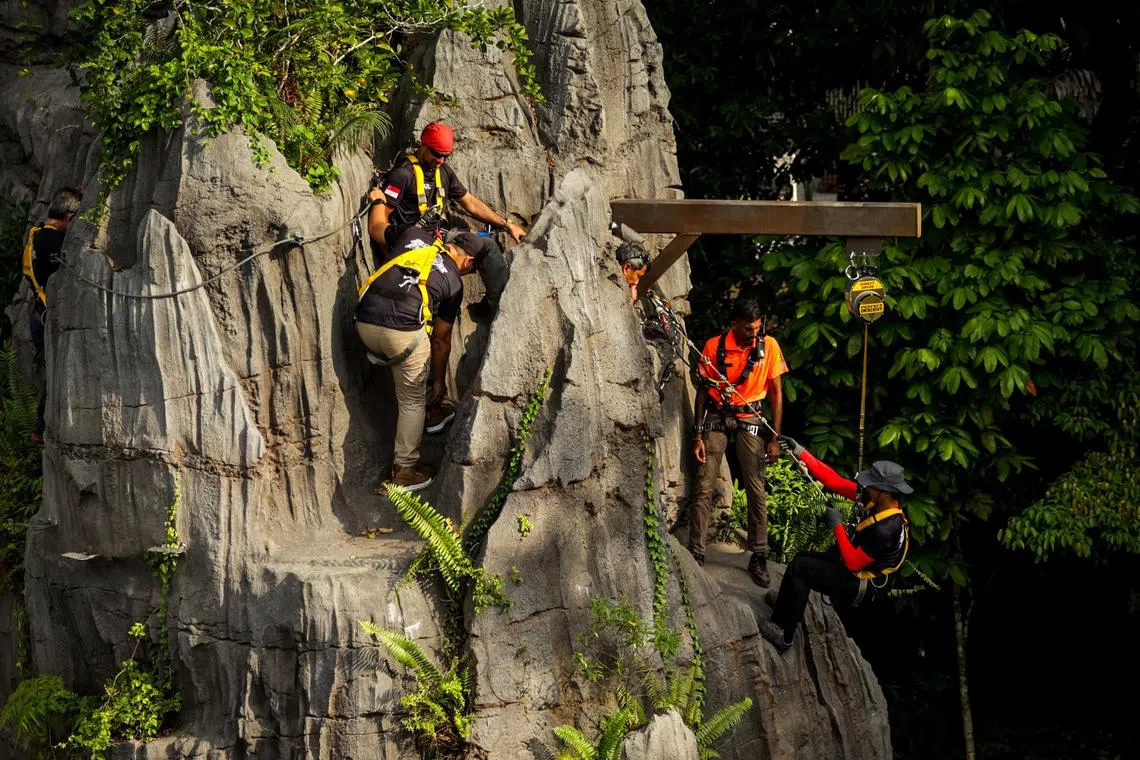 想要体验刺激探险活动的访客可以系上安全带在园区内攀爬、跳跃和绳降（abseiling）。（叶振忠摄）