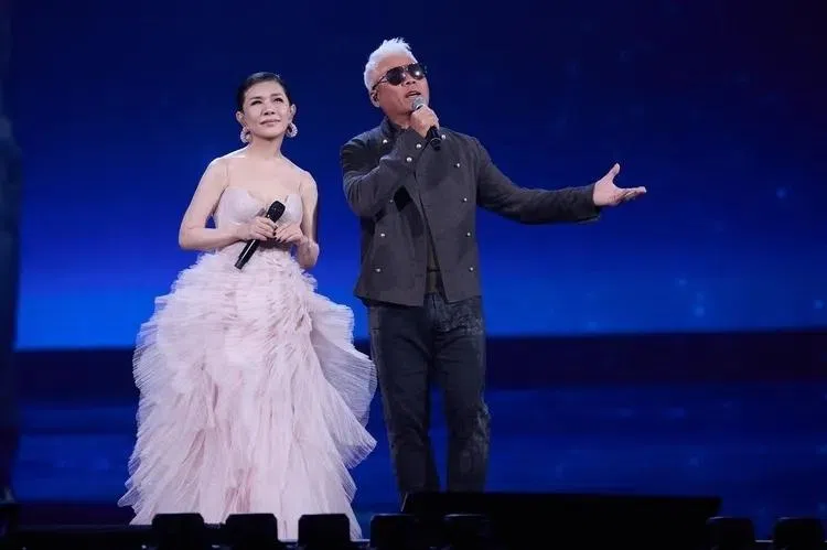 乐坛“东方不败”张清芳26日三度攻蛋举办“张清芳与她的好友们”慈善演唱会，除了邀得金马影后张艾嘉担任引言人，也请到多年好友巫启贤合唱《举棋不定》。