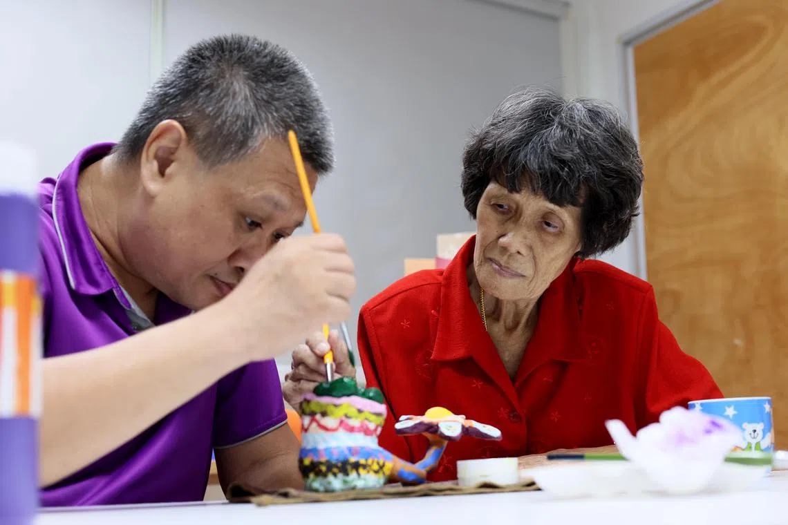 儿子钟长荣虽然是智障人士，但现在能发挥绘画才艺，拥有一技之长，陈含萧感到欣慰。（龙国雄摄）