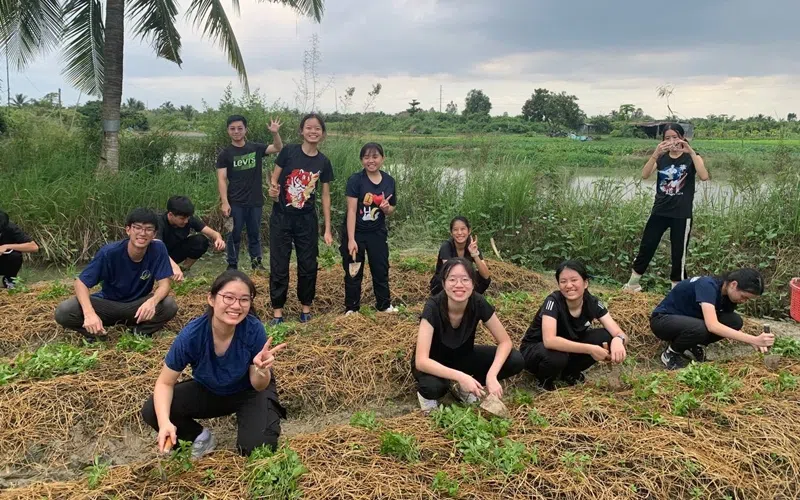 城市人有机会体验在田地里耕作的快乐，印象尤其深刻。（华侨中学陈玟臻摄）