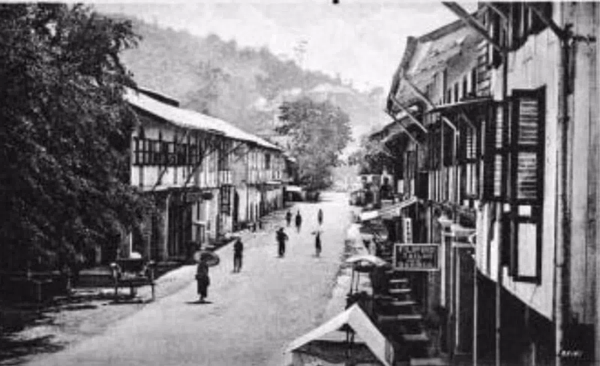 1920年代的山打根第三街。（互联网）