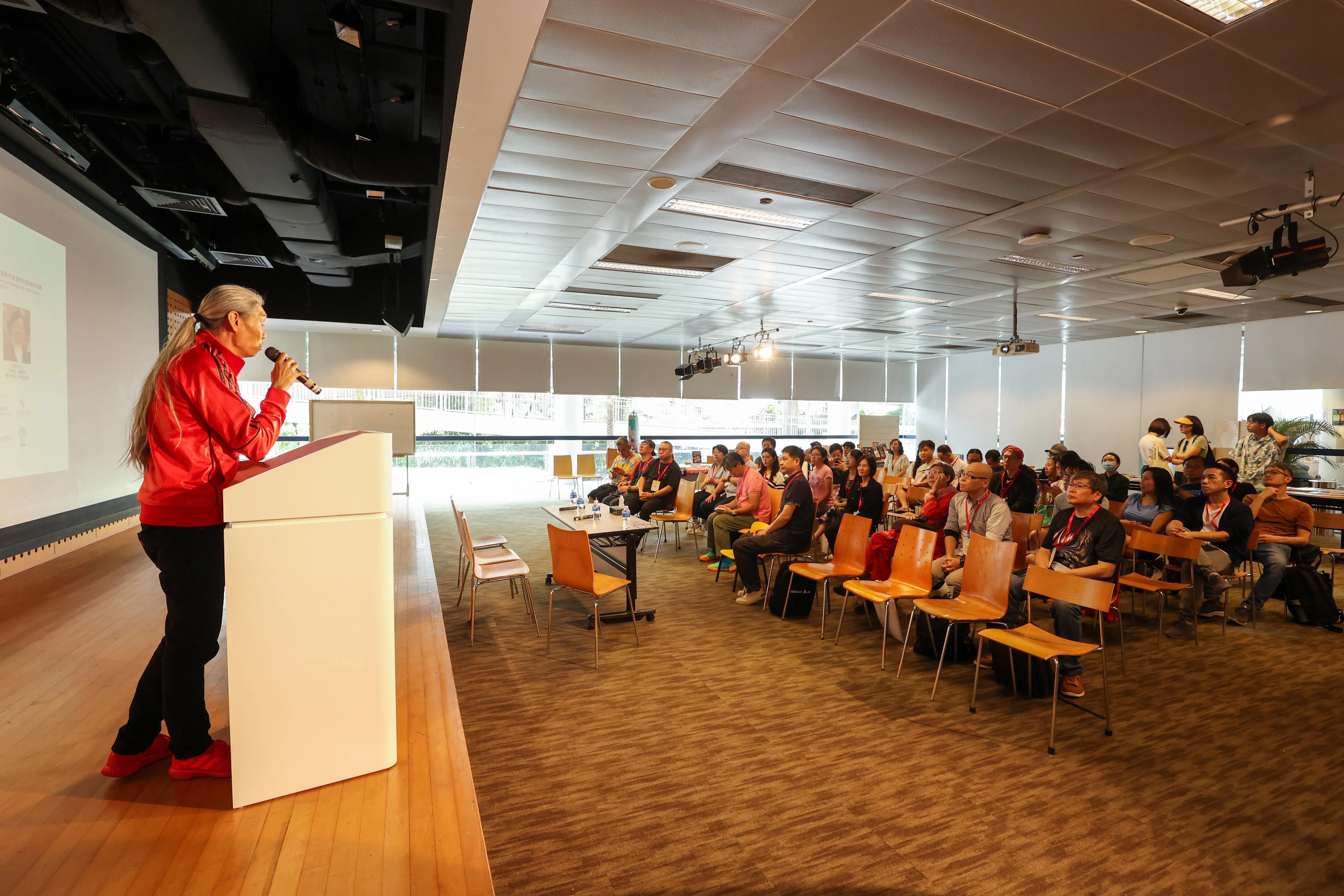 “新加坡－中国漫画研讨会”现场，两地漫画家探讨AI技术对创作的影响、市场挑战以及创作突破。（游甯稀摄）