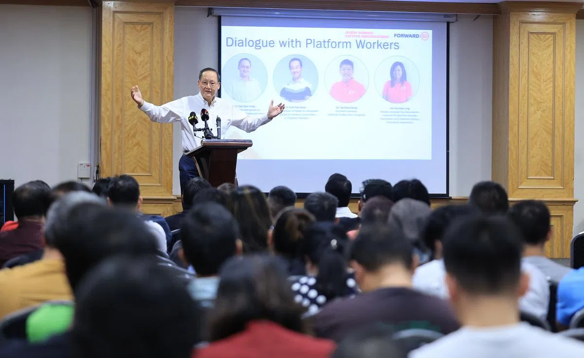 针对平台人员担心缴交公积金会影响他们的实得工资，陈诗龙说政府正检讨如何帮助平台人员在过渡期减少影响。（唐家鸿摄）