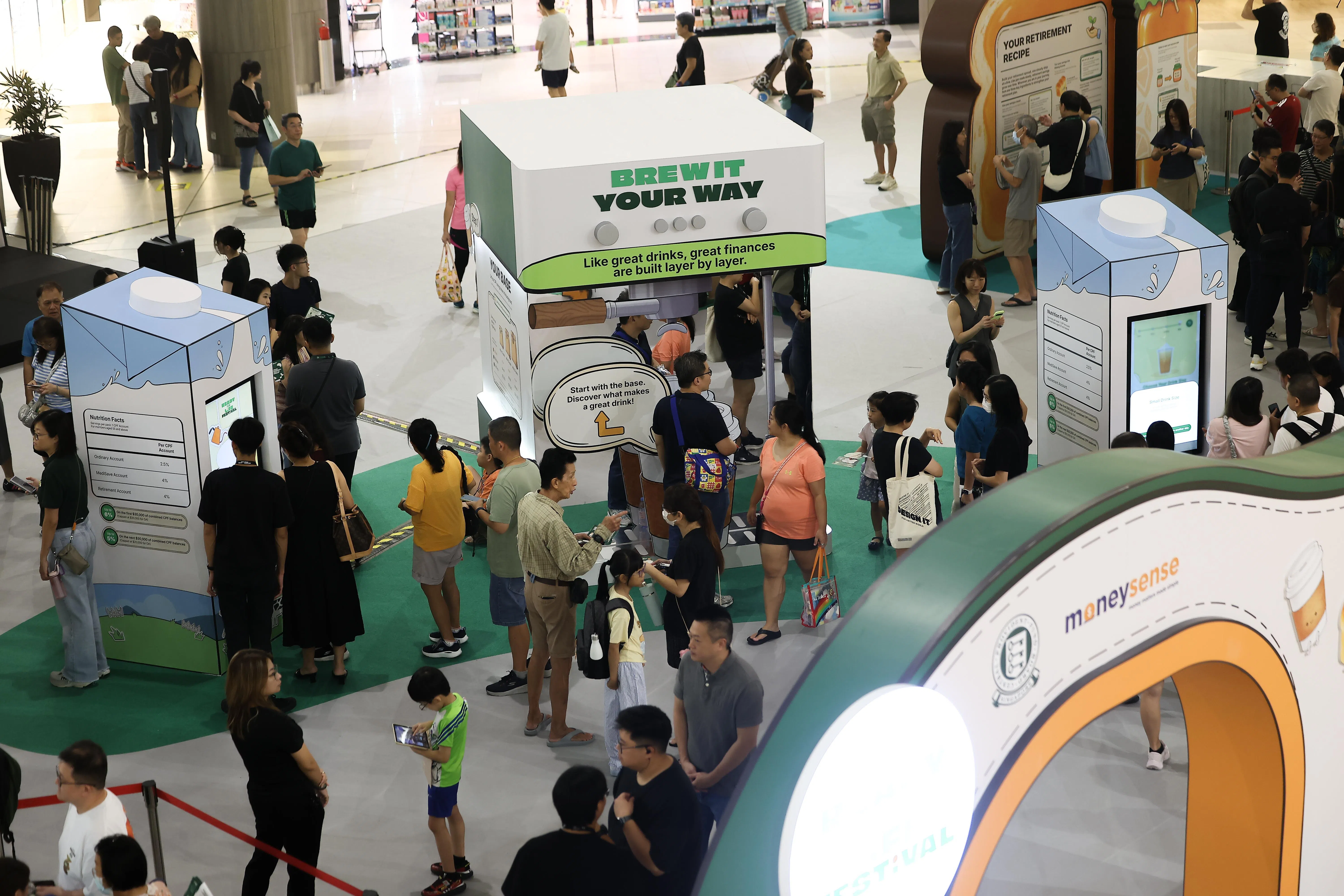“人生规划”嘉年华的其中一个展区“Brew It Your Way”，让访客在屏幕上调配个人饮料，选择基底、调配液、配料和杯型，过后可获得一张附上退休规划建议的收据。（关俊威摄）