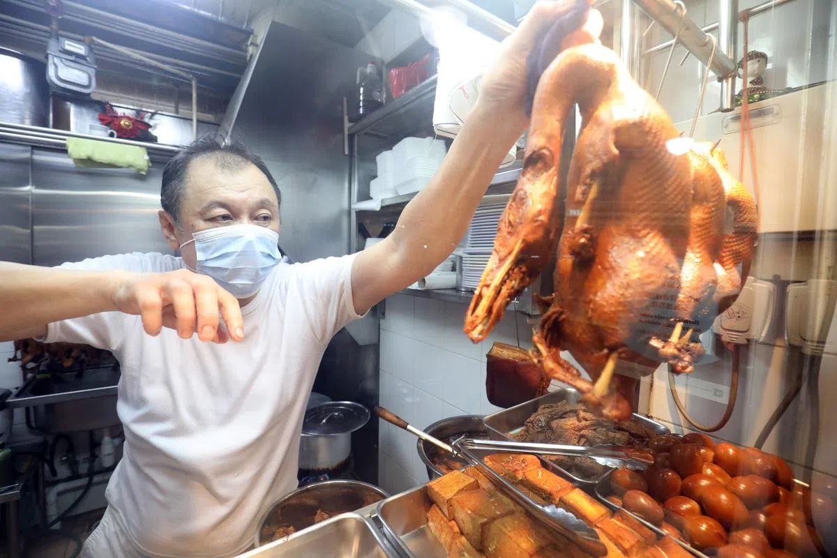 新春鸭饭粿汁开档37年，老板张春生拥有一批支持他的食客。（摄影/邝启聪）