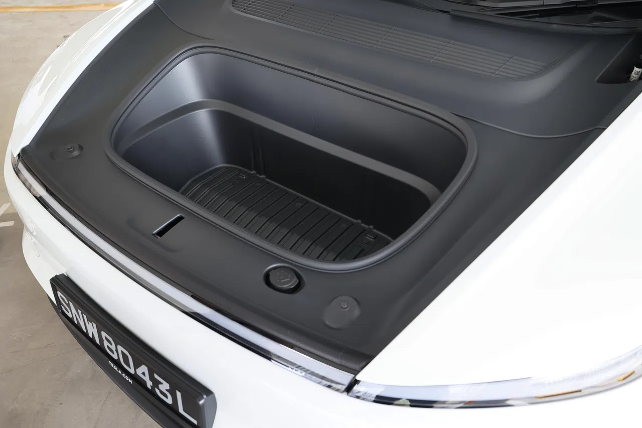 车头行李厢提供额外储物空间，里面设有排水阀。（龙国雄摄）