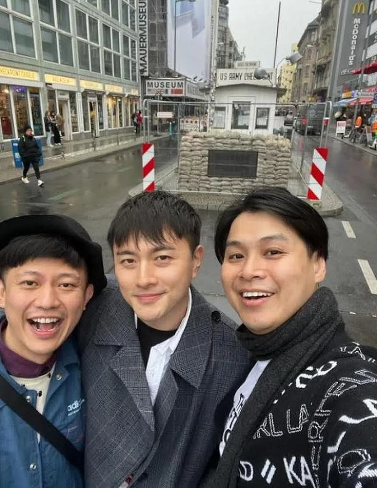 包勋评（中）出狱后，曾与Pornsak（左）及江承熹到德国直播带货。（取自艺人instagram）