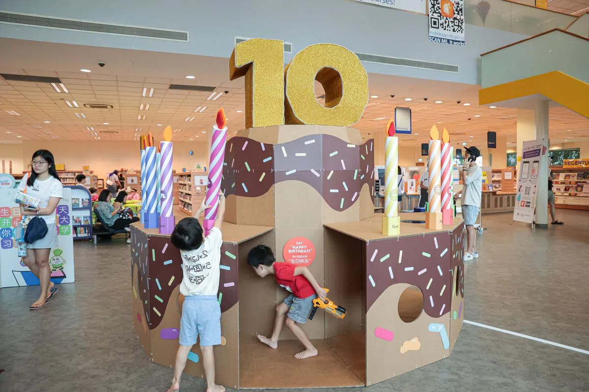 《小小拇指》庆生巡回展览设有巨型蛋糕模型，孩童能在里头嬉戏，通过趣味小活动乐学华文。