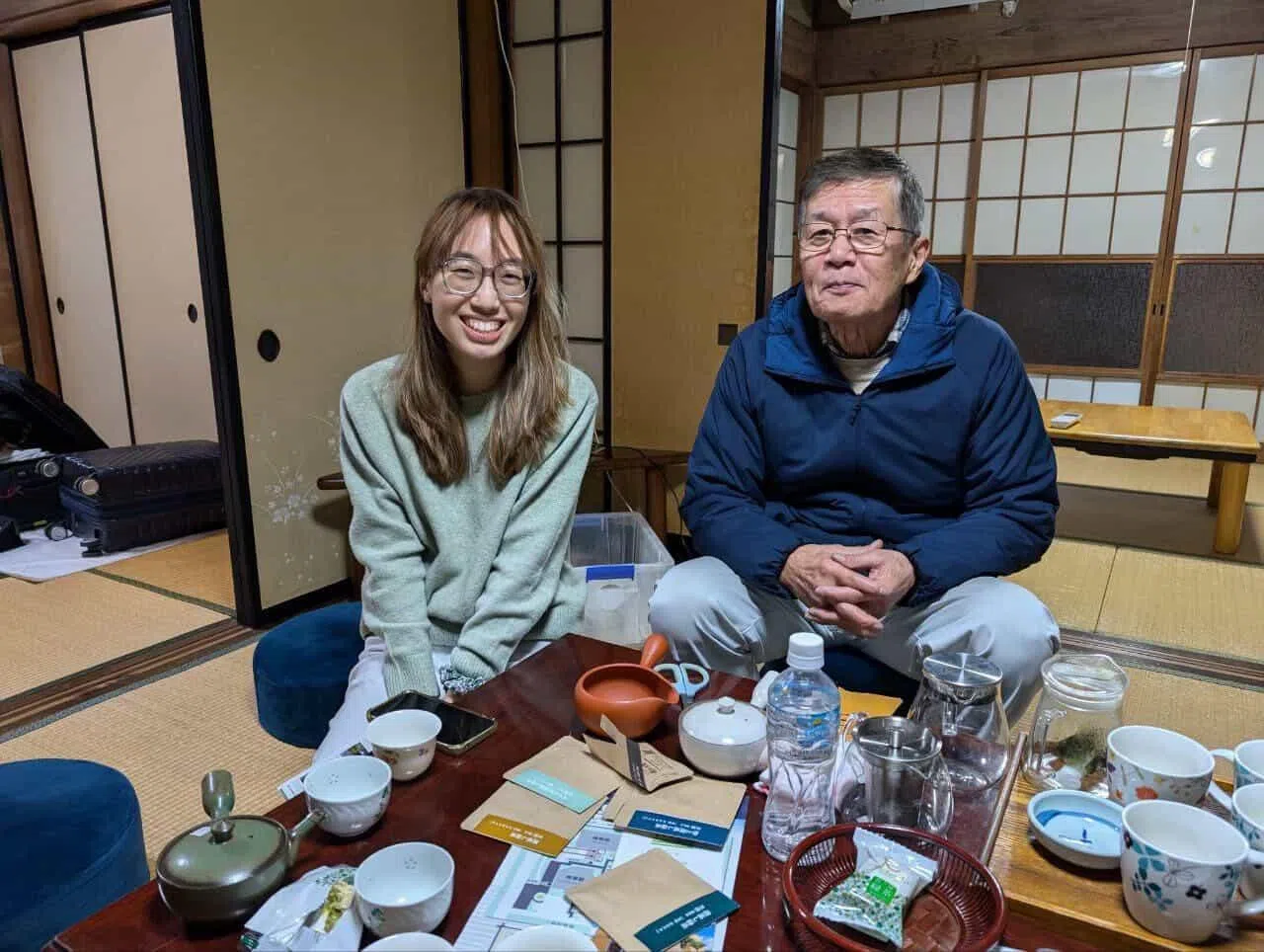 林佩仪（左）走访世界各地茶园探索茶叶冲泡出来的各种味道。（受访者提供）