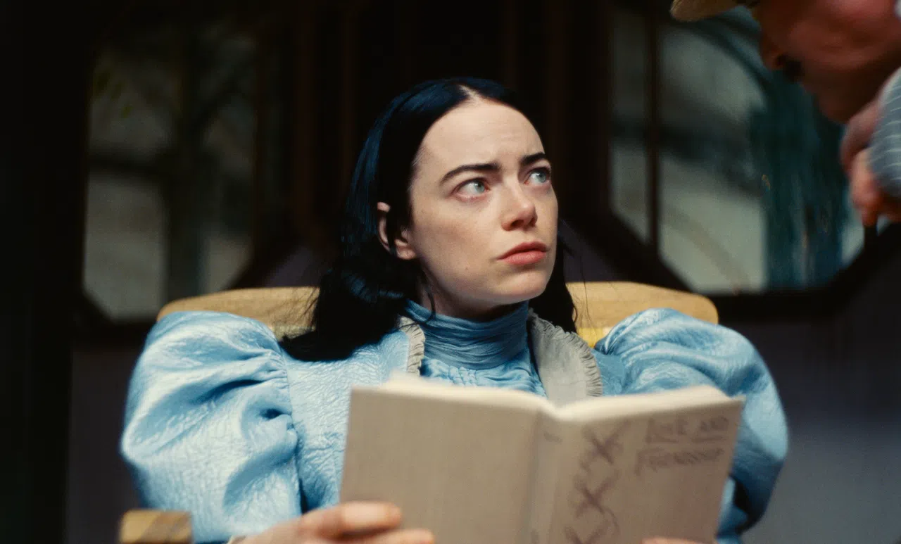 Emma Stone不久前才拿下金球奖戏剧类最佳女主角奖，相信是Lily Gladstone的最大对手。（The Projector提供）