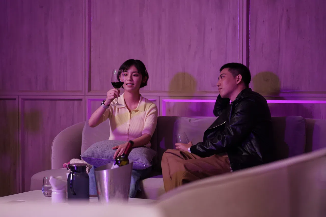 曾晓晴（左）与陈丰谚（右）在剧中饰演一对欢喜冤家，两人荧幕前擦出的火花让观众眼睛为之一亮。（金刚媒体提供）