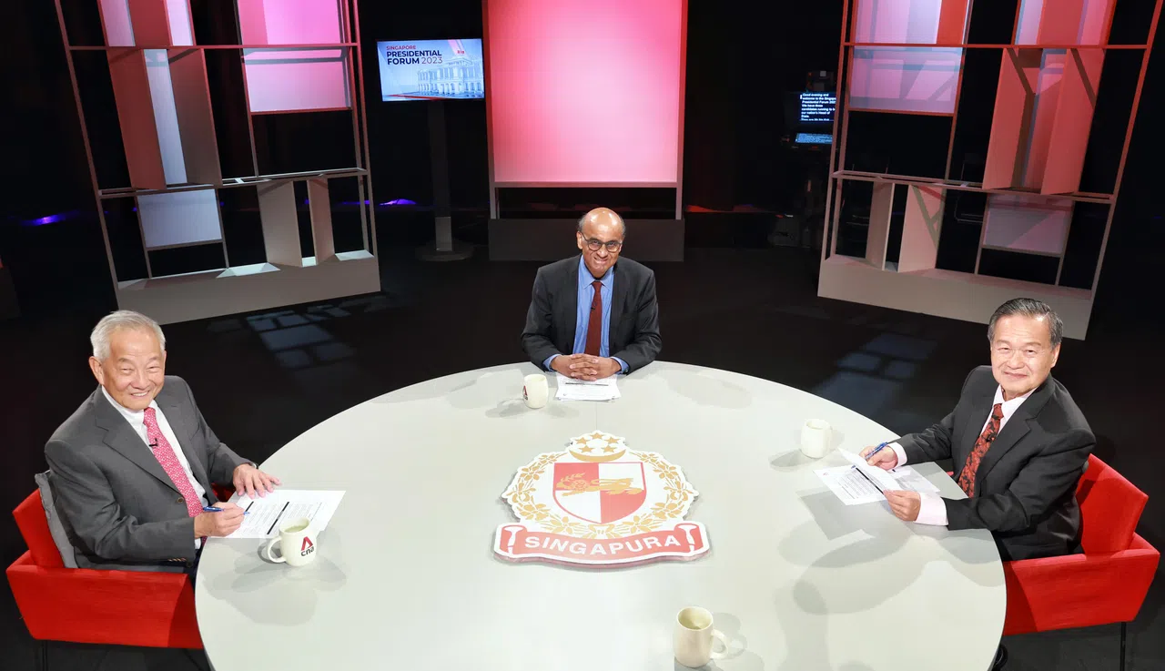 黄国松（左起）、尚达曼和陈钦亮8月28日参加英语新闻台CNA的总统候选人论坛。（海峡时报）