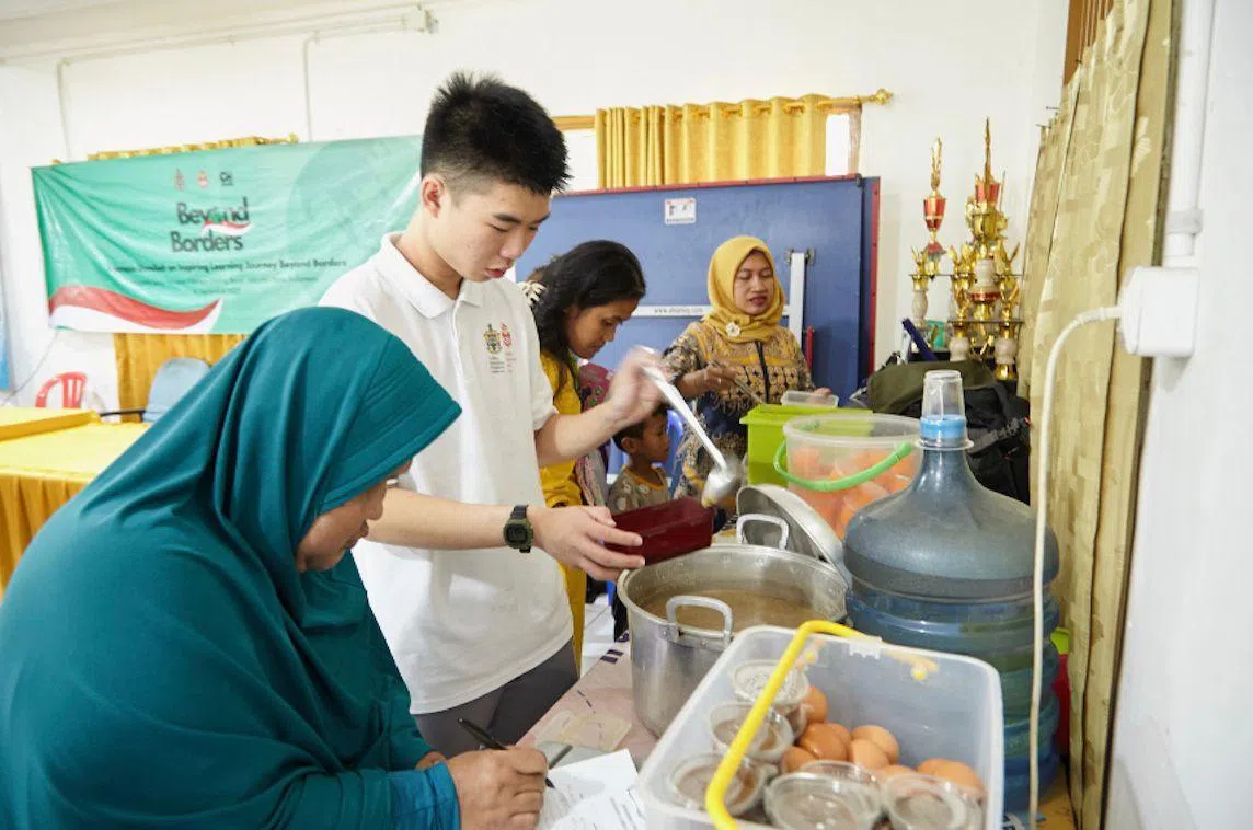莱书学生在印尼社区综合保健站为当地家庭准备营养食物。（莱佛士书院提供）