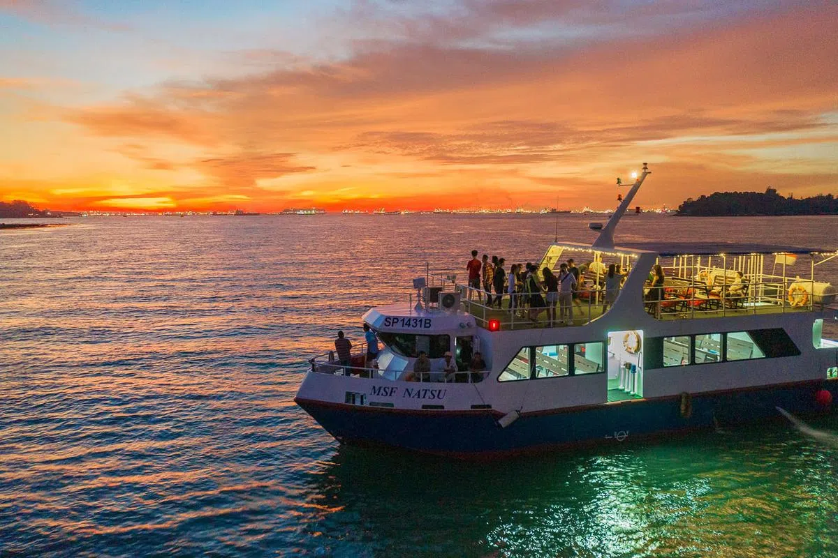 除了游览新加坡南部岛屿，两小时的航行也与你分享许多海上的故事与传说，也让你与家人在船上一起享用晚餐。注：照片摄于疫情前。（图／MONSTER DAY TOURS提供）