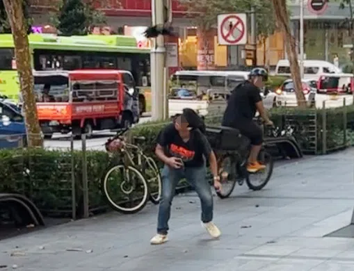行人被袭击后慌忙闪避。（管雅凡摄）