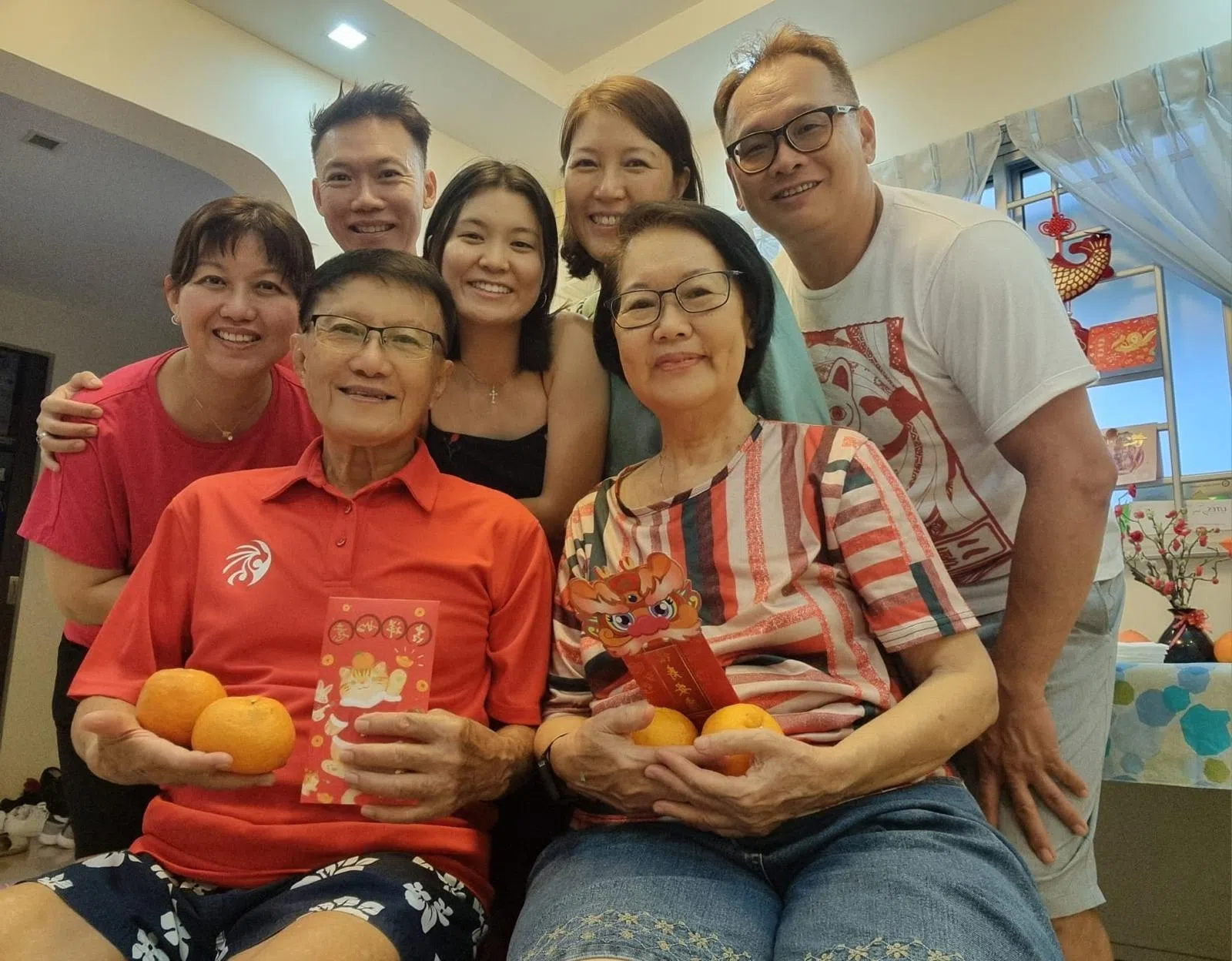 谢家三代同庆农历新年，图为谢亚杉（前排左起）、宋美莲；女婿（后排右起）、女儿、外孙女，儿子和媳妇。（受访者提供）