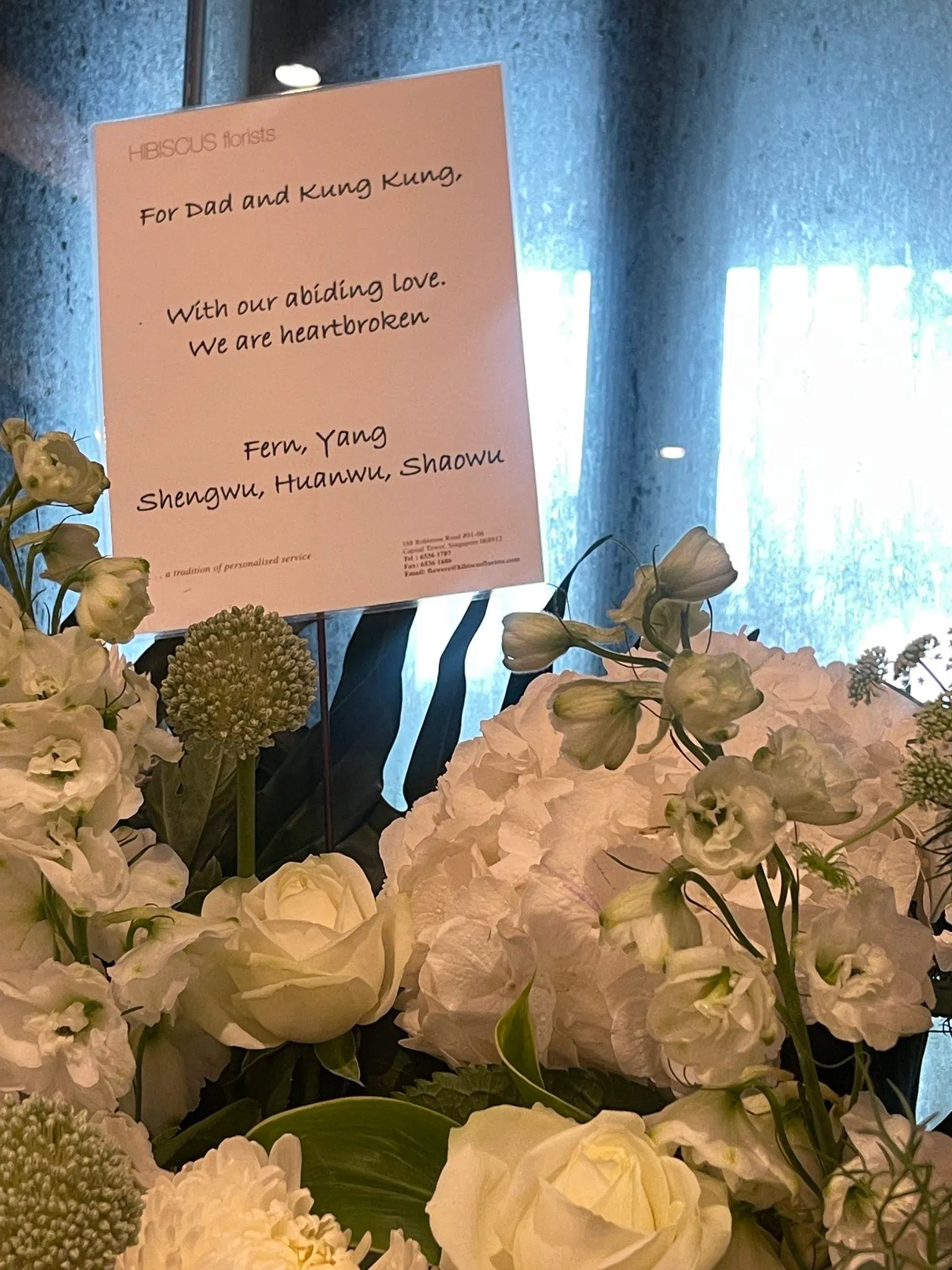 李显扬与妻子林学芬，以及三个儿子联名送上的花圈。（取自李显扬脸书）