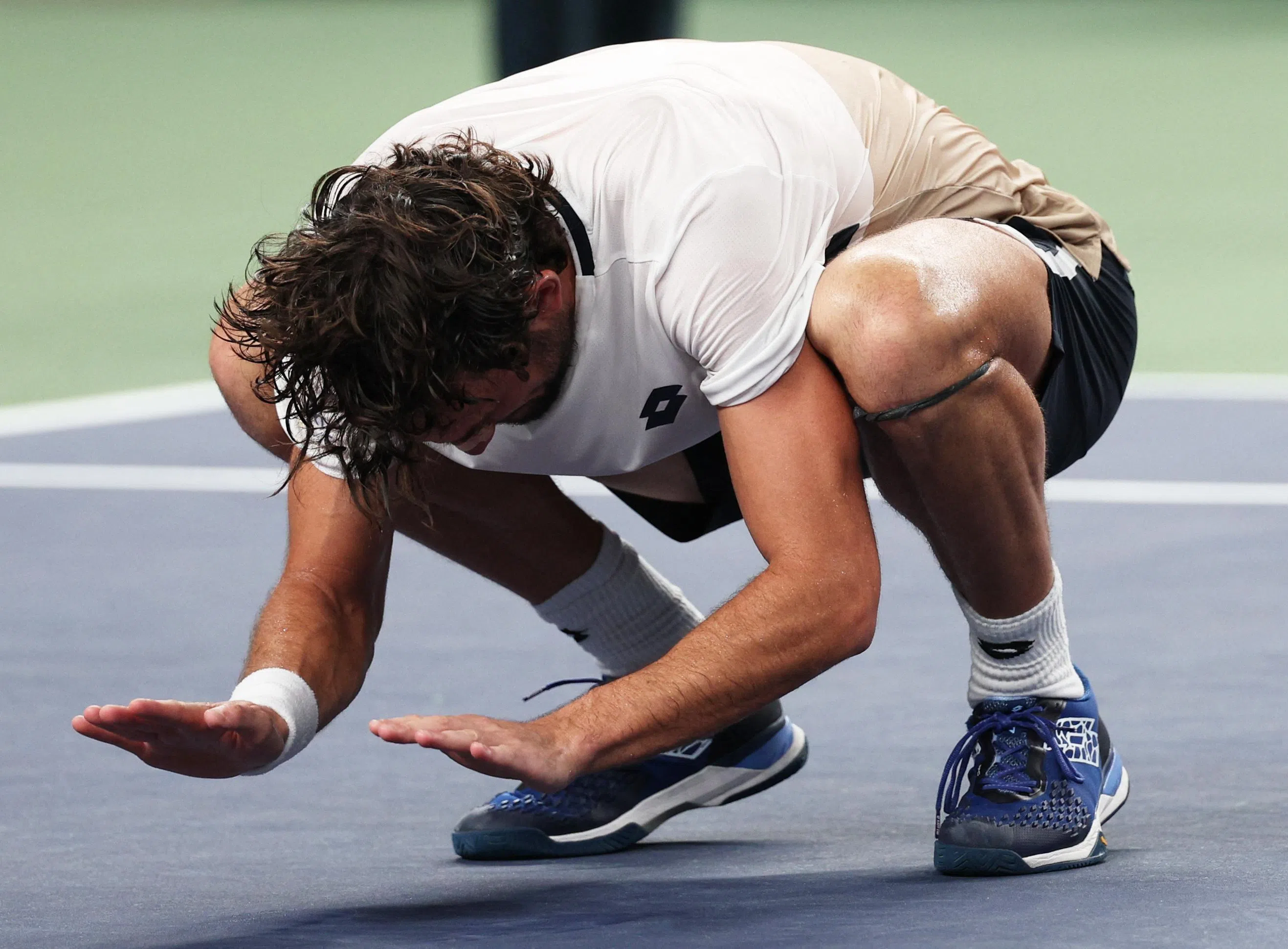 瓦切罗特（图）在爆冷击败鲁内后，兴奋得拍地，庆祝胜利。（路透社）