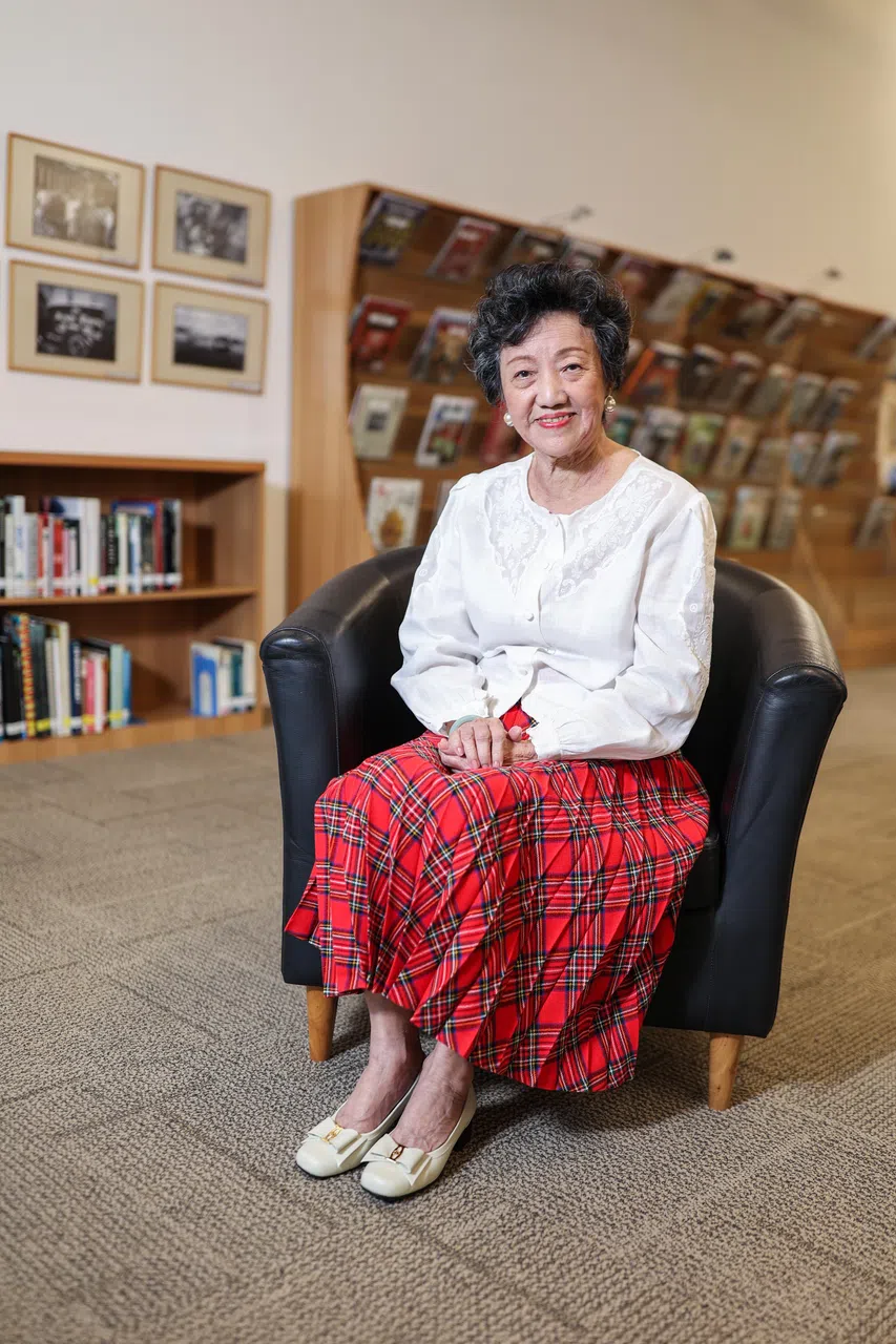 曾昭文接受《联合早报》采访，讲述她对父亲的记忆。（白艳琳摄）