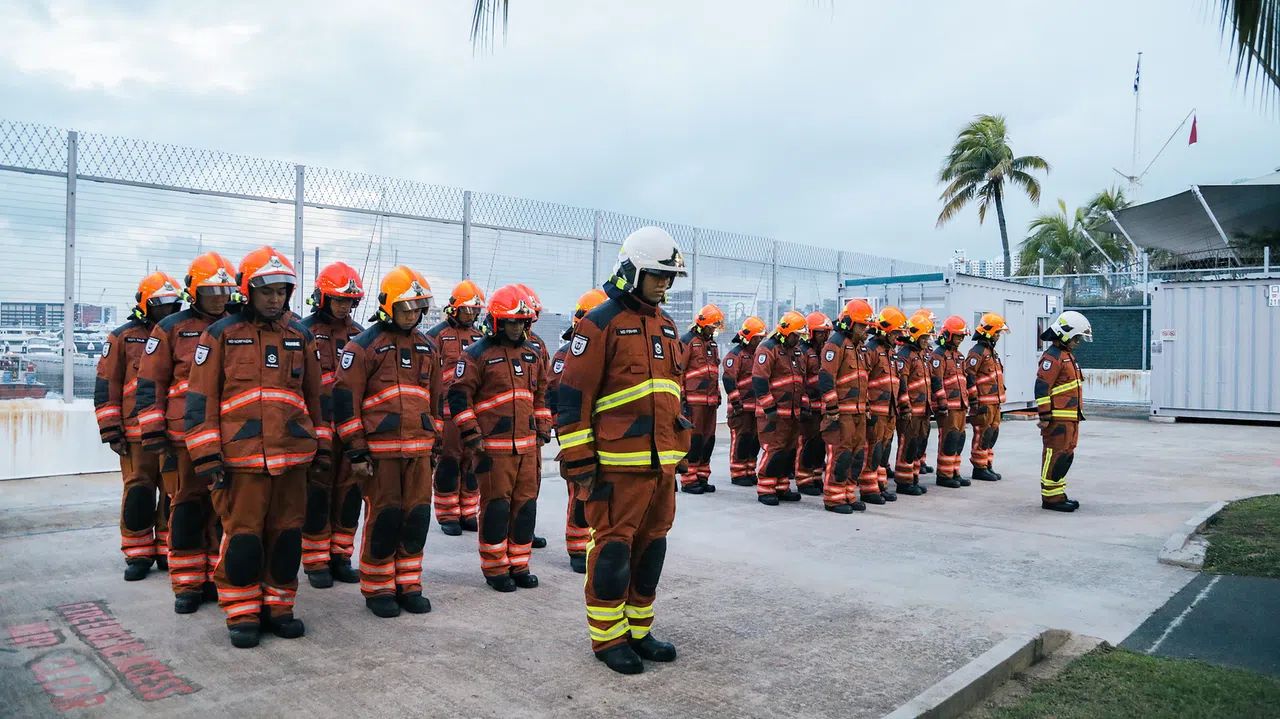 郑学勤上尉生前在西海岸海事消防局担任消防队长，过去与他一起出生入死的同僚，星期一早上一起为他默哀一分钟。（取自民防部队脸书）