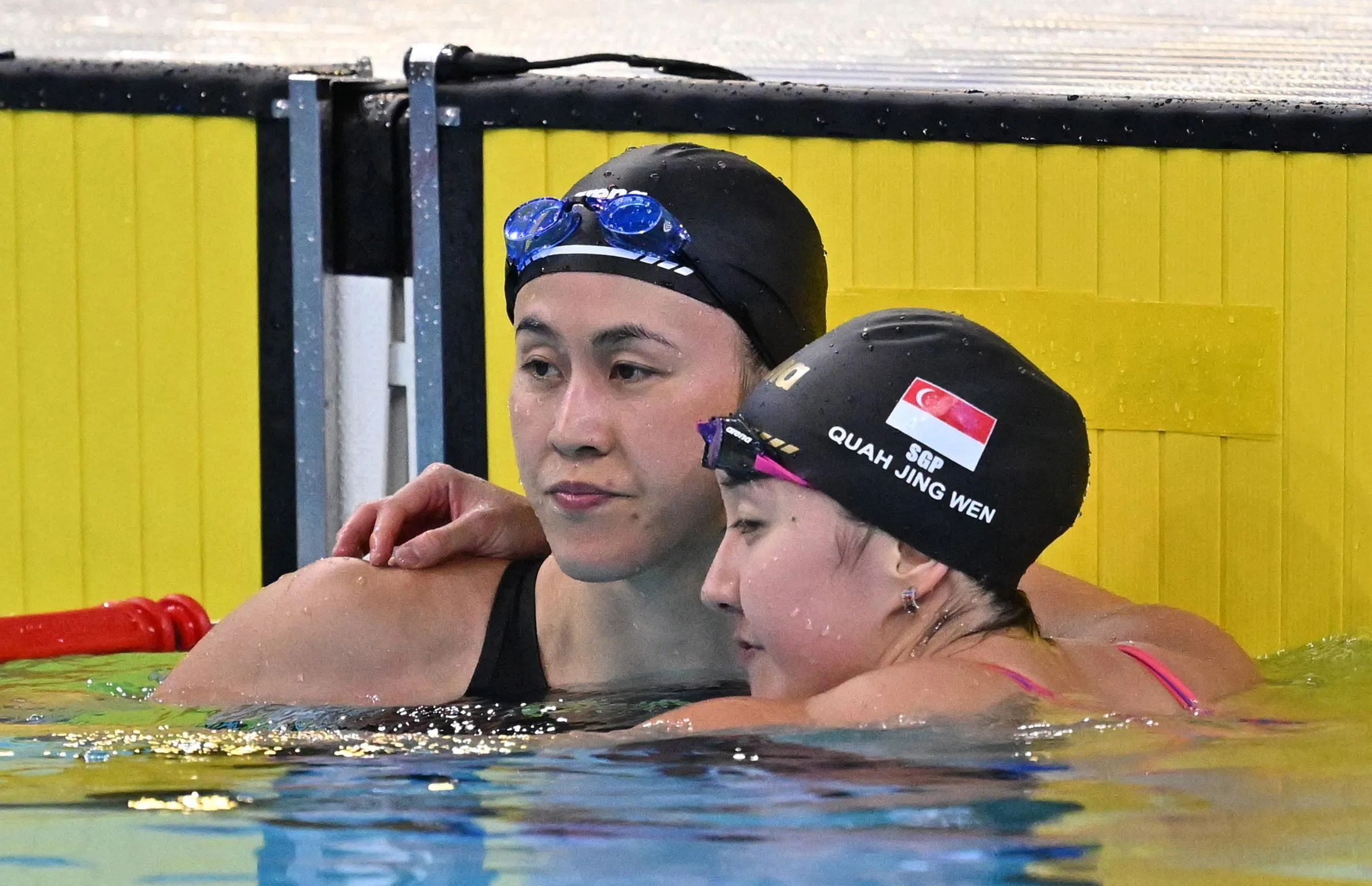 以0.01秒优势战胜妹妹柯敬文（右），柯婷文说自己心情复杂。（路透社）