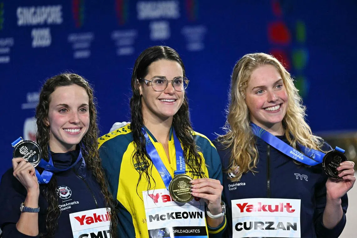 凯莉·麦基翁（中）压倒两名美国名将雷根·史密斯（左）和去年的世锦赛冠军克莱尔·库赞，拿到女子200米仰泳金牌。（法新社）