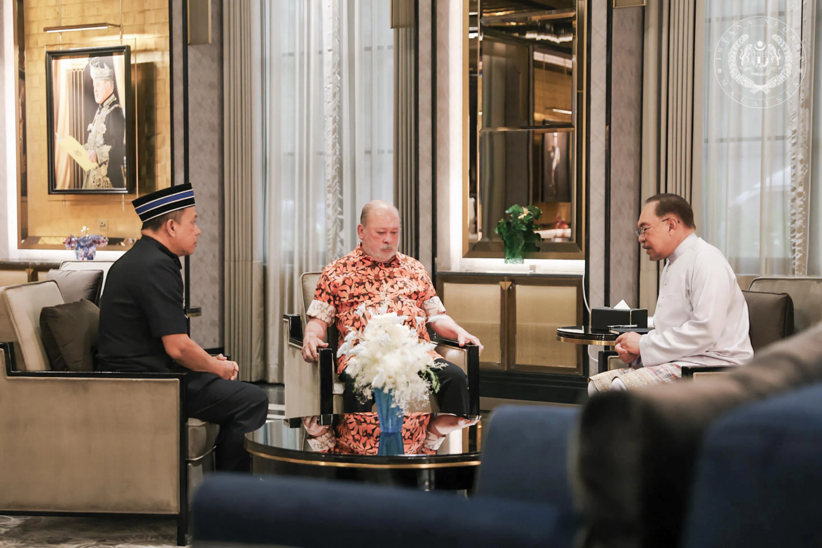 马来西亚国家元首苏丹依布拉欣（中）星期五（10月3日）在国家王宫接见首相安华（右）及警察总长莫哈末卡立，了解政府解救被扣马国志愿者的进展。（取自苏丹依布拉欣脸书）