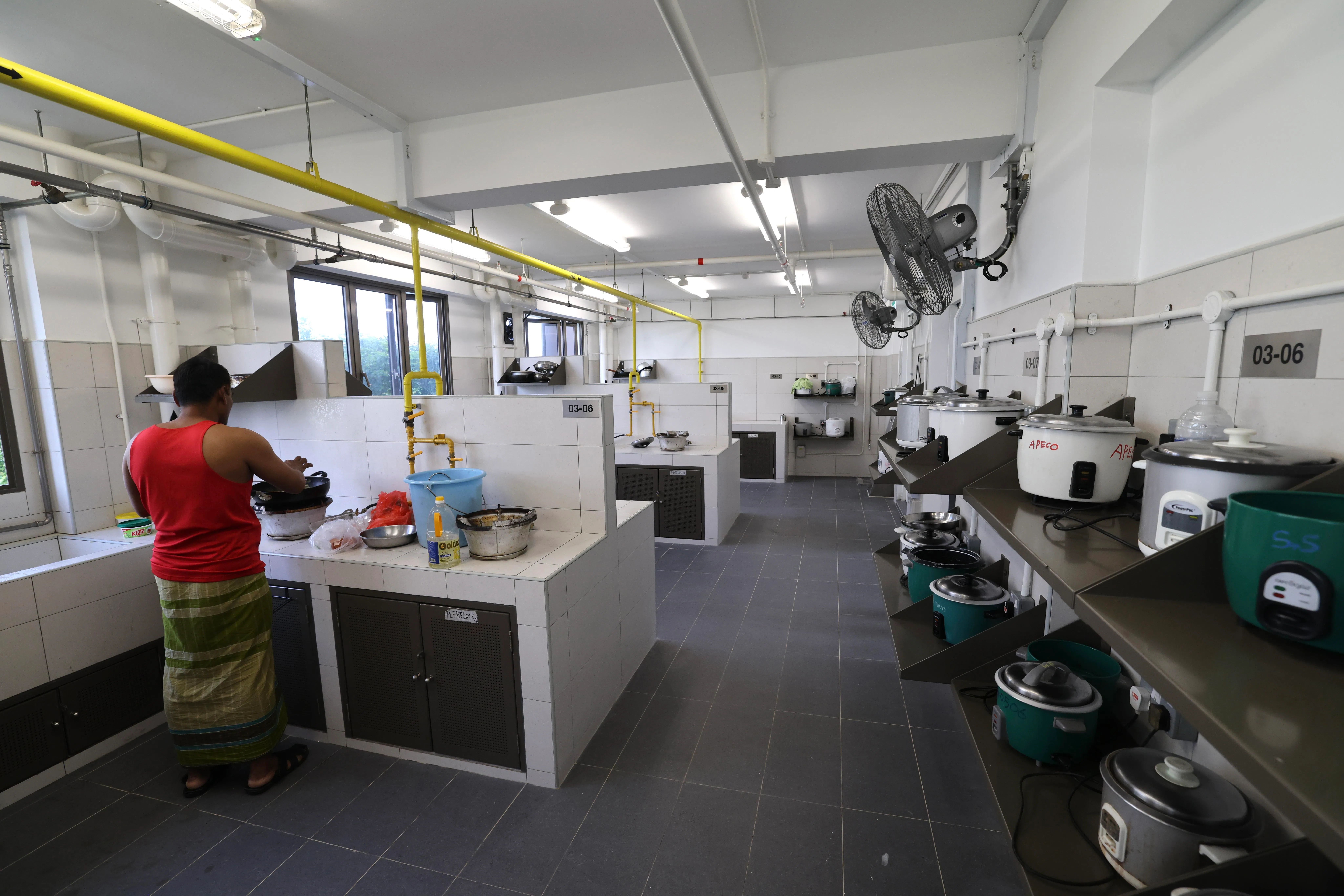 新客工宿舍的每个楼层都有公共用餐空间和厨房。不同房间的住户，可在相应的烹饪区煮食。所有厨房用具也有固定的摆放位置。（陈斌勤摄）