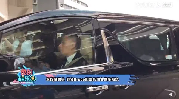中国媒体拍到Bruce到追思会现场。（互联网）