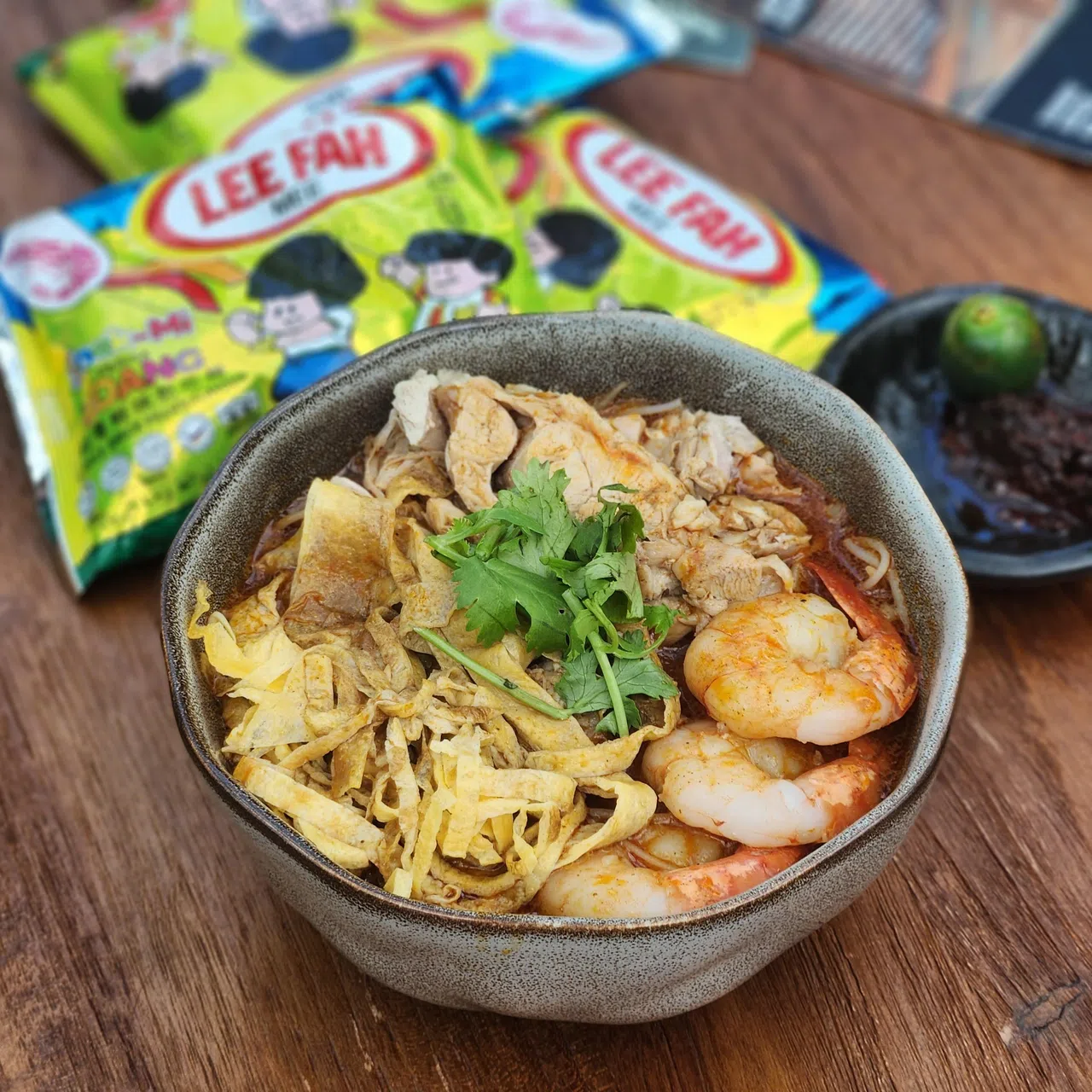 把虾味干面加进叻沙汤里，是古晋当地有趣的吃法。（陈爱薇摄）