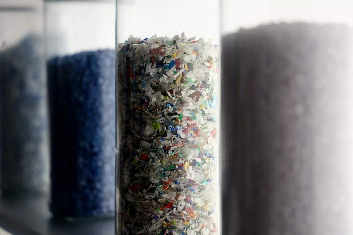 塑料制品中的塑料微粒（nurdles），从产品生产到运输和使用，过程中常泄漏入水道，污染海洋。展览中的塑料微粒是环保志愿人士在苏格兰的沙滩上找到的。（陈渊庄摄）