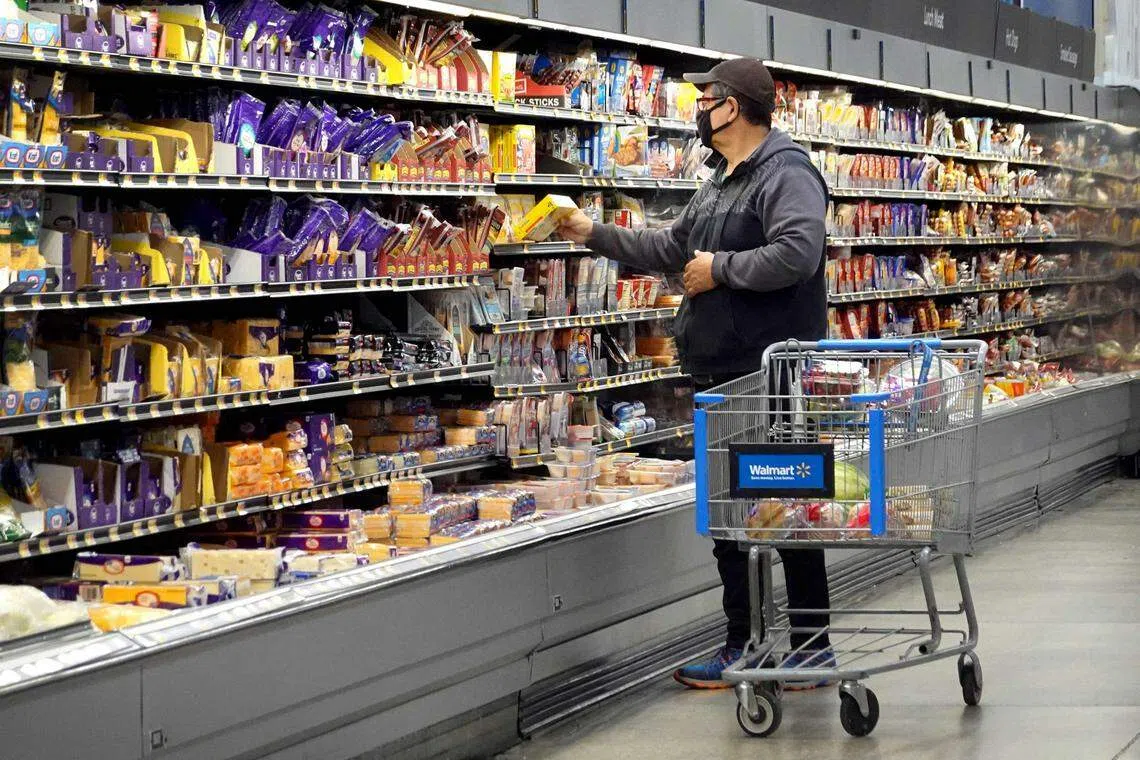 沃尔玛在美国的年度销售额有将近60％是来自杂货的。因此当消费者转向购买杂货和必需品之际，作为美国最大的杂货商，沃尔玛是非常“适合”这种新改变的。（法新社）