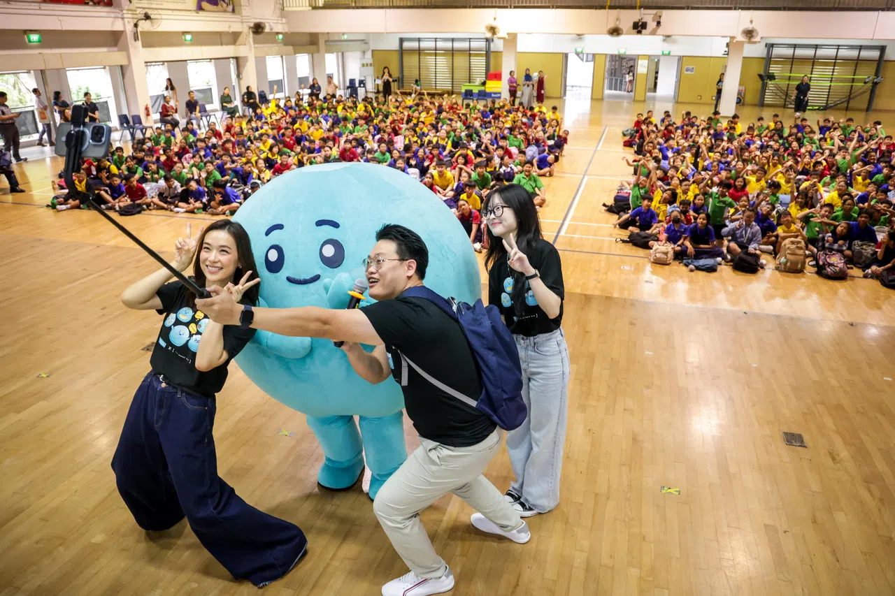 林慧玲与德惠小学的同学们分享心理健康课题，鼓励他们在必要时寻求帮助。（叶振忠摄）