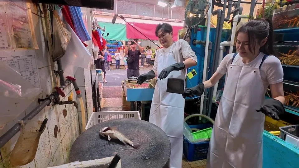 萧正楠（左）到黄翠如家族的海鲜档探班。（TVB提供）